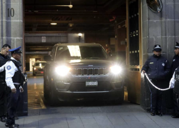 Monreal cuestiona camionetas de lujo de ministros y admite presión por reforma electoral