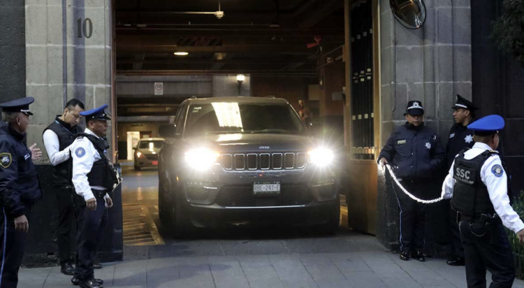 Monreal cuestiona camionetas de lujo de ministros y admite presión por reforma electoral