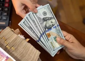 Peso mexicano se fortalece ante caída global del dólar