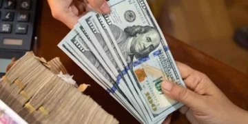 Peso mexicano se fortalece ante caída global del dólar