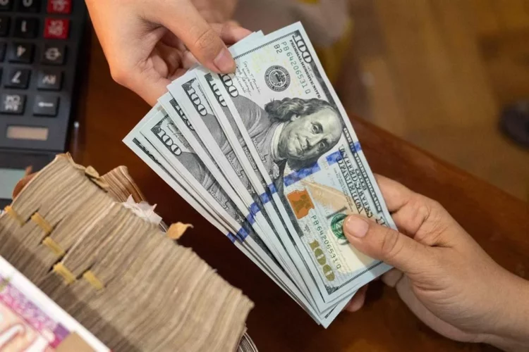 Peso mexicano se fortalece ante caída global del dólar