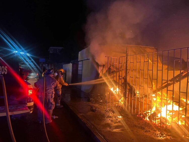 Incendio consume negocio en la colonia Moderna y deja pérdidas totales