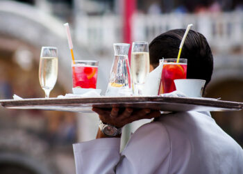 Profeco alerta: no habrá propinas obligatorias en 2026