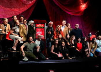 Develan placa por las 8,200 representaciones de ‘Los Monólogos de la Vagina’ en México.