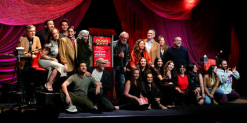 Develan placa por las 8,200 representaciones de ‘Los Monólogos de la Vagina’ en México.