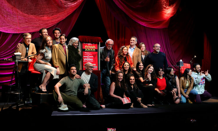 Develan placa por las 8,200 representaciones de ‘Los Monólogos de la Vagina’ en México.