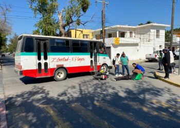 Motociclista herido al chocar contra microbús en el 17 Ocampo