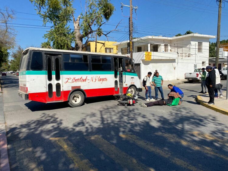 Motociclista herido al chocar contra microbús en el 17 Ocampo
