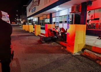 Motociclista fallece tras estrellarse frente a mueblería 