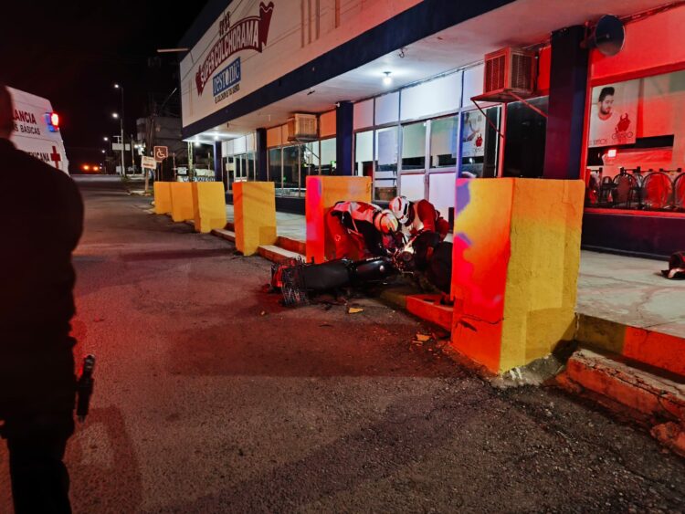 Motociclista fallece tras estrellarse frente a mueblería