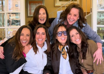 Yolanda Andrade reaparece junto al elenco original de Netas Divinas tras complicaciones de salud.