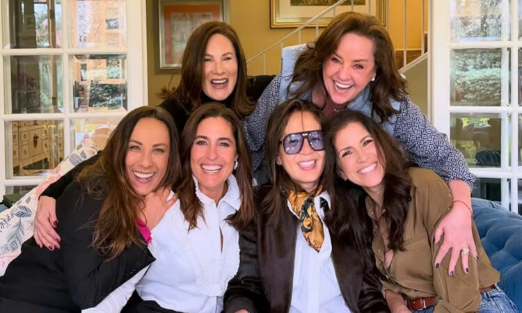 Yolanda Andrade reaparece junto al elenco original de Netas Divinas tras complicaciones de salud.