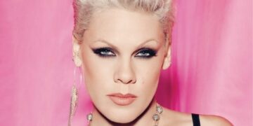 Inicia Pink el 2026 hospitalizada tras cirugía cervical; reporta evolución favorable.