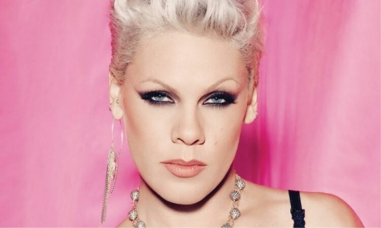 Inicia Pink el 2026 hospitalizada tras cirugía cervical; reporta evolución favorable.