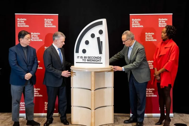 Reloj del Apocalipsis avanza a 85 segundos de la medianoche por riesgos globales