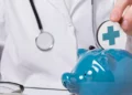 Aumentarán hasta 30% seguros médicos por cambio fiscal federal