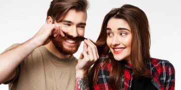 ¿Coqueteo o afecto? El verdadero significado de que alguien te toque el pelo