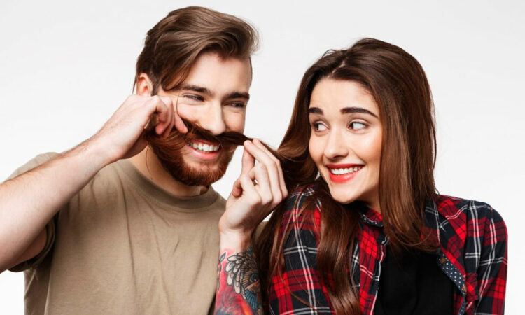 ¿Coqueteo o afecto? El verdadero significado de que alguien te toque el pelo