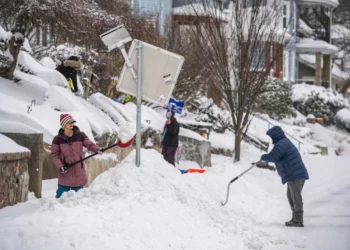 Megatormenta invernal en EU deja 35 muertos y medio millón sin luz