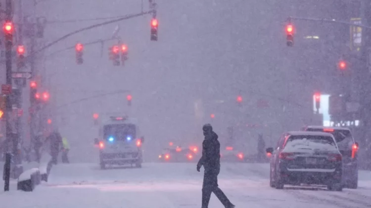 Tormenta invernal en EU deja 13 muertos, apagones y caos por nevadas históricas