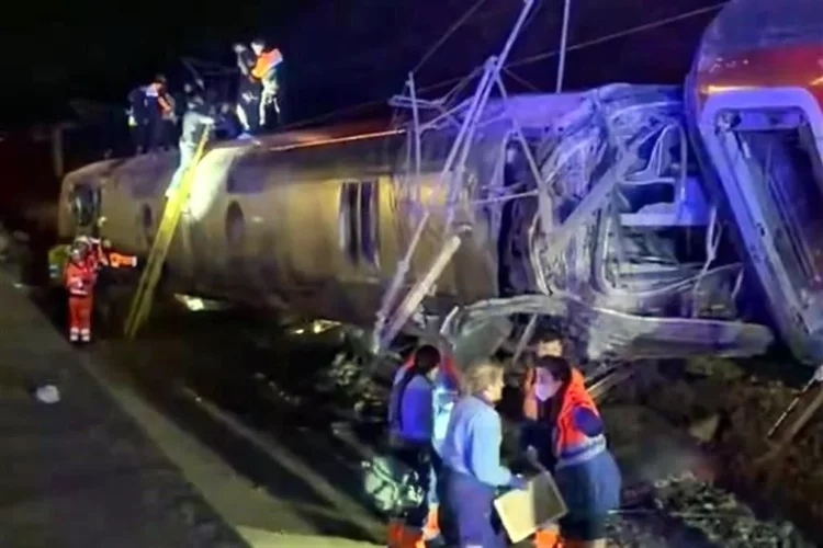 Choque entre dos trenes en España deja al menos cinco muertos y varios heridos