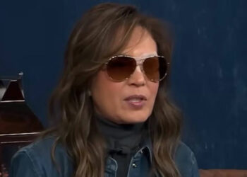 Reaparece Yolanda Andrade en video para negar rumores de secuestro y manipulación familiar.