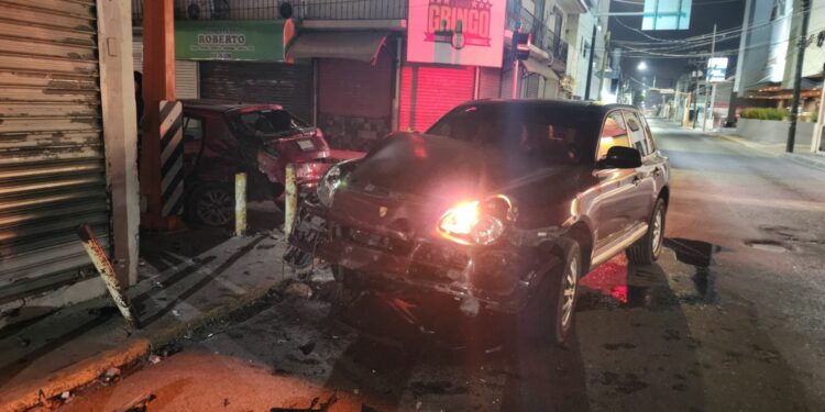 Se vendió… destroza su Porsche en pleno centro de Victoria
