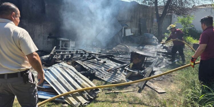 Jornada de siniestros: Reportan pérdida total de tejabán y quema de pastizales