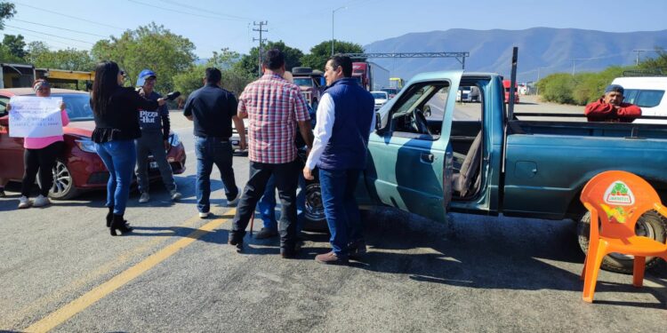 Ejidatarios bloquean la Rumbo Nuevo por adeudo de tierras