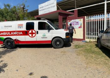 Mujer se debate entre la vida y la muerte tras ataque en telesecundaria