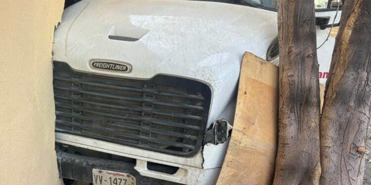 Ignora Gattás mantenimiento y camión de basura provoca accidente