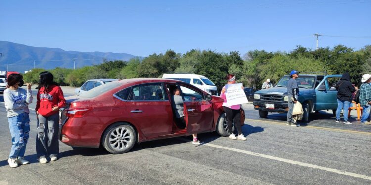 Ejidatarios bloquean la Rumbo Nuevo por adeudo de tierras