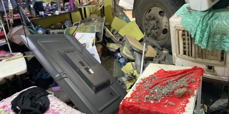 Ignora Gattás mantenimiento y camión de basura provoca accidente