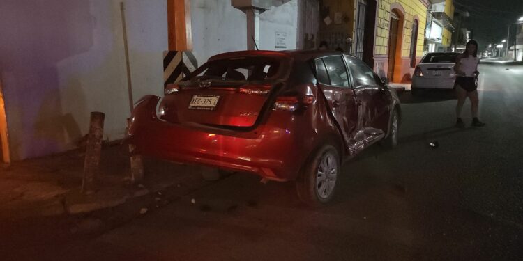 Se vendió… destroza su Porsche en pleno centro de Victoria