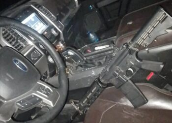 Aseguran camioneta y arma tras persecución en Díaz Ordaz