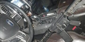 Aseguran camioneta y arma tras persecución en Díaz Ordaz