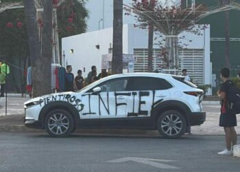 Rayan con mensajes fuertes auto de un infiel en la Unidad Deportiva de Cd. Victoria