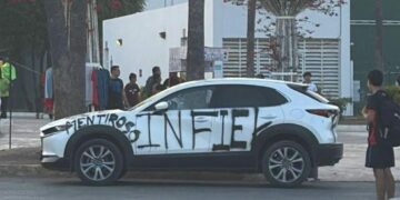 Rayan con mensajes fuertes auto de un infiel en la Unidad Deportiva de Cd. Victoria