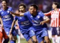 Cruz Azul derrota 2-1 a Chivas en un partido de alta intensidad en Puebla