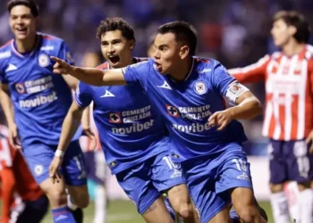 Cruz Azul derrota 2-1 a Chivas en un partido de alta intensidad en Puebla