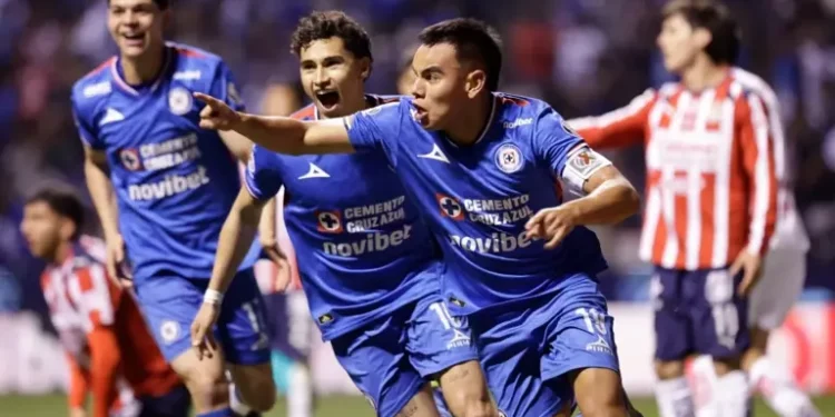 Cruz Azul derrota 2-1 a Chivas en un partido de alta intensidad en Puebla