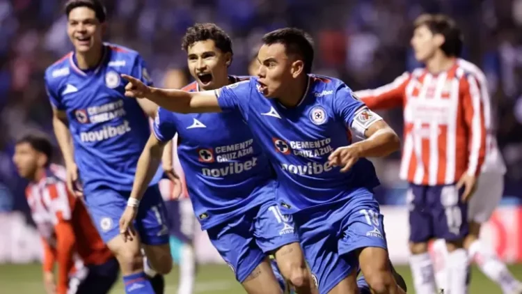Cruz Azul derrota 2-1 a Chivas en un partido de alta intensidad en Puebla