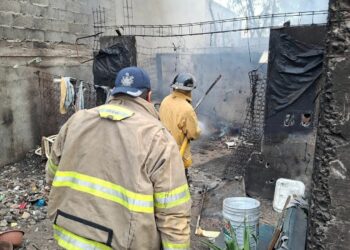 Bomberos sofocan incendio de vivienda en la Colonia Azteca