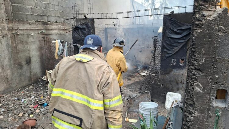 Bomberos sofocan incendio de vivienda en la Colonia Azteca