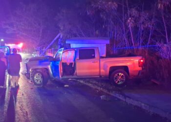 Borrachazo en la avenida Tenochtitlan; silverado tumba poste de la CFE
