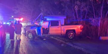 Borrachazo en la avenida Tenochtitlan; silverado tumba poste de la CFE