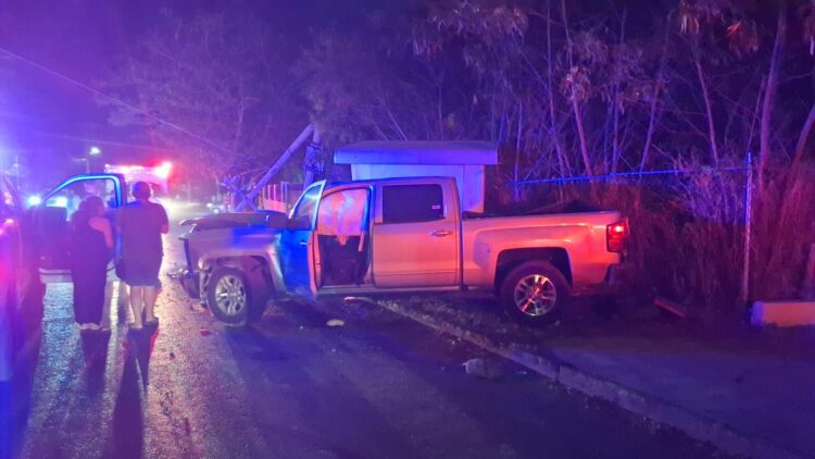 Borrachazo en la avenida Tenochtitlan; silverado tumba poste de la CFE