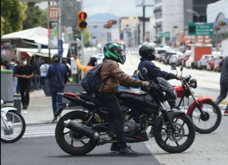 Proponen que el casco de motociclista porte el número de placa del vehículo en circulación