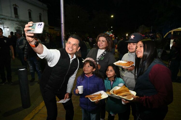 Victoria entre baches y basura, mientras Gattás reparte tamales en “Libre 17” solo para la selfie