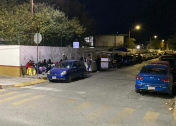 Padres hacen guardia en escuelas previo al arranque de preinscripciones escolares de febrero